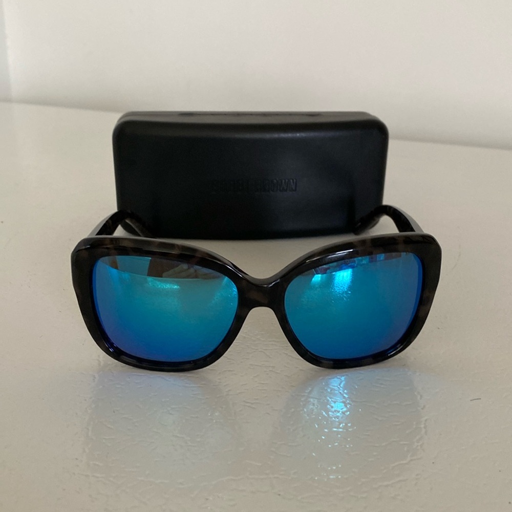 Bobby Brown The Joan Sunglasses tortoise w Case